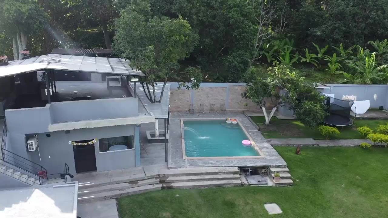Vista aérea de La Huerta: piscina, jardín y casa para eventos en San Felipe