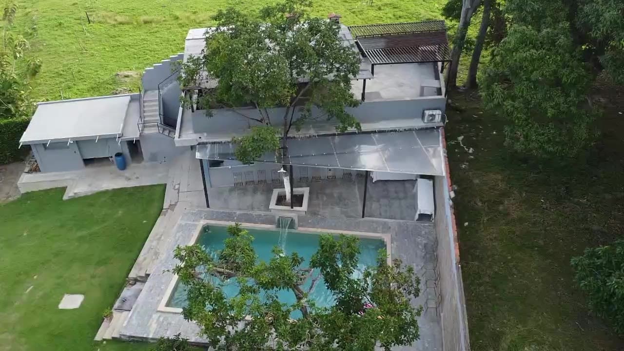 Vista aérea en dron de la casa, la piscina y el terreno de La Huerta